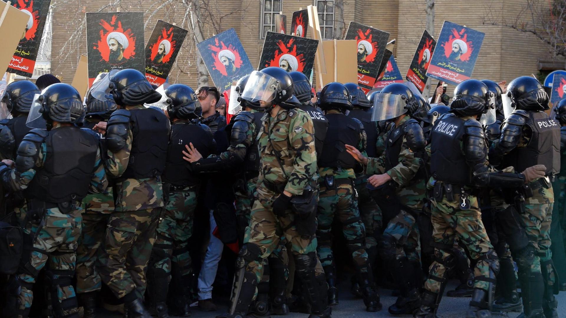 Polizeikräfte gehen in Teheran gegen anti-saudische Demonstranten vor Polizeikräfte gehen in Teheran gegen anti-saudische Demonstranten vor