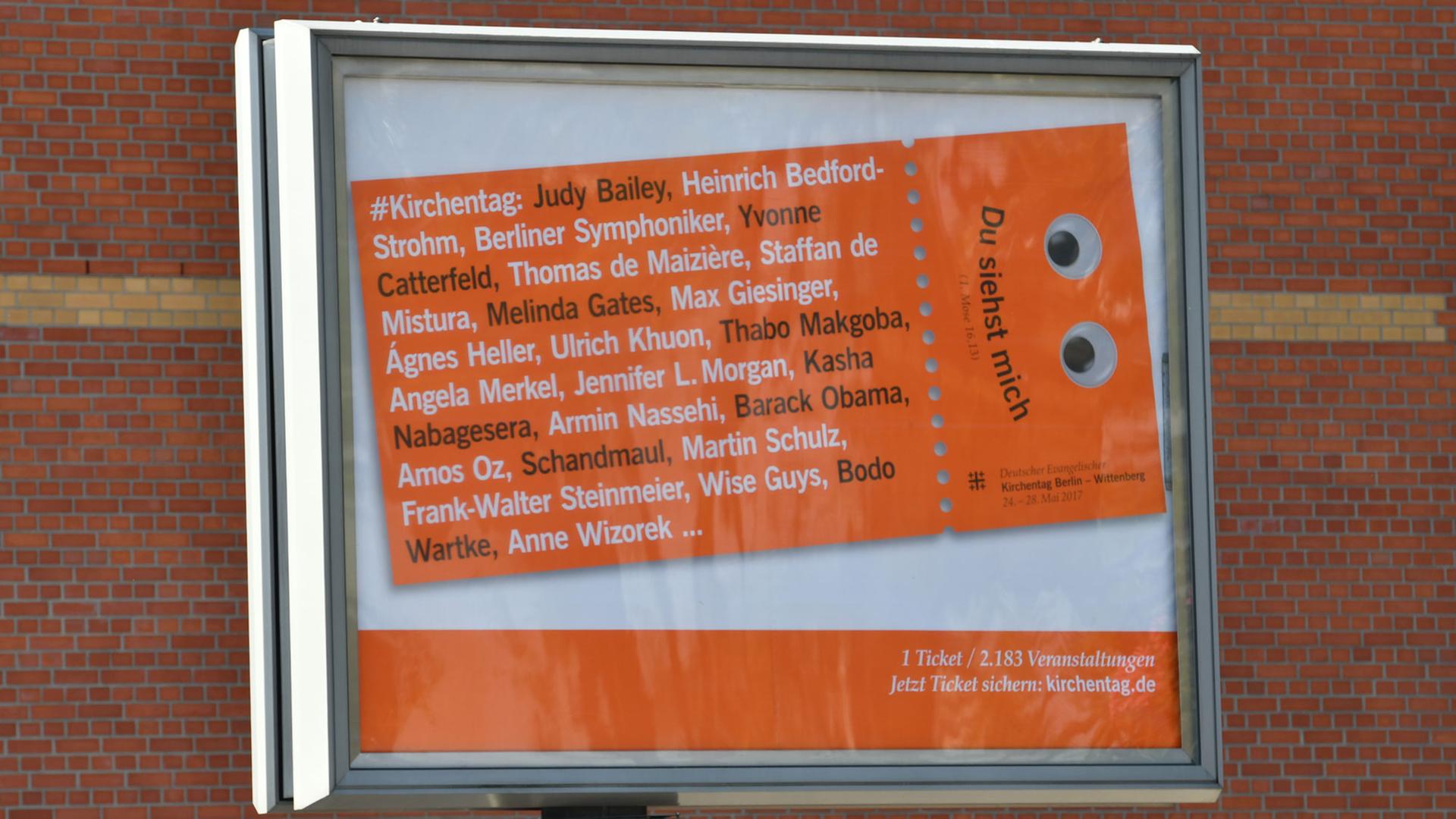 "Du siehst mich" steht auf einem Werbeplakat für den Evangelischen Kirchentag, aufgenommen am 21.05.2017 in Berlin. An zahlreichen Orten der Stadt sind die großflächigen Plakate mit den Kulleraugen zu sehen. Der 36. Evangelischen Kirchentag findet vom 24. bis 28. Mai statt. "Du siehst mich" steht auf einem Werbeplakat für den Evangelischen Kirchentag, aufgenommen am 21.05.2017 in Berlin. An zahlreichen Orten der Stadt sind die großflächigen Plakate mit den Kulleraugen zu sehen. Der 36. Evangelischen Kirchentag findet vom 24. bis 28. Mai statt.