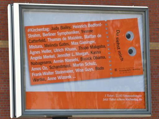 "Du siehst mich" steht auf einem Werbeplakat für den Evangelischen Kirchentag, aufgenommen am 21.05.2017 in Berlin. An zahlreichen Orten der Stadt sind die großflächigen Plakate mit den Kulleraugen zu sehen. Der 36. Evangelischen Kirchentag findet vom 24. bis 28. Mai statt.