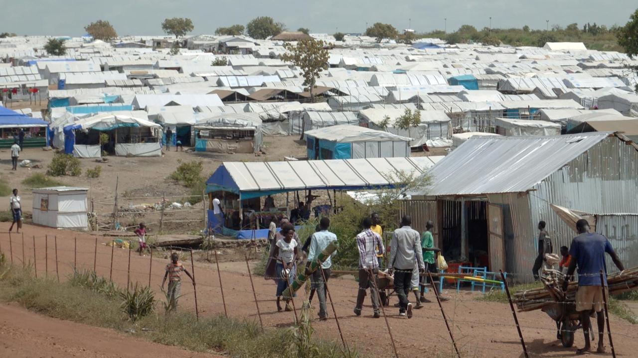 Flüchtlinge gehen am 15.06.2015 in Juba durch das UNO-Flüchtlingscamp Flüchtlinge gehen am 15.06.2015 in Juba durch das UNO-Flüchtlingscamp