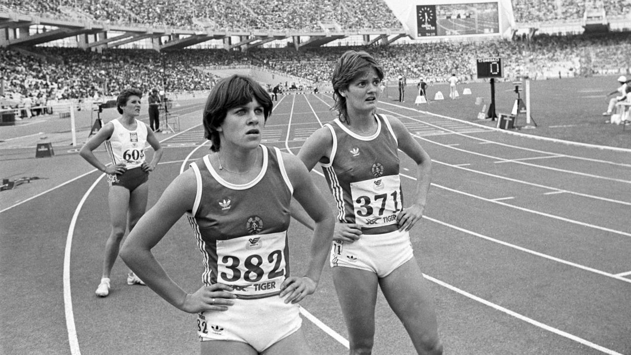Die DDR-Leichtathletin Birgit Uibel (links) und ihre Landsmännin Petra Pfaff (rechts) kurz vor dem Start des Finallaufes der 400m Hürden bei den Leichtathletik-Europameisterschaften in Athen, Griechenland, am 10.09.1982. Pfaff wurde zweite und holte die Silbermedaille, Uibel kam als sechste ins Ziel. Nach eigenen Angaben wurde Uibel bereits mit 15 Jahren sehr stark gedopt. Sie wurde später offiziell als DDR-Dopingopfer anerkannt.