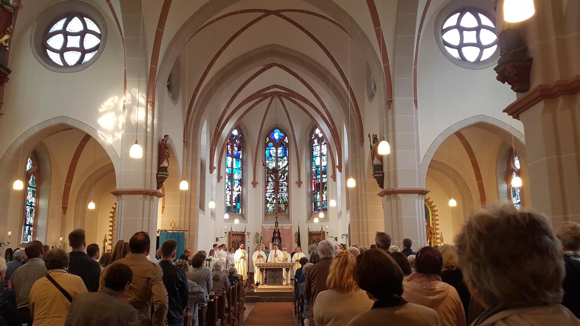Innenraum der Kirche St. Albanus und Leonhardus in Manheim Innenraum der Kirche St. Albanus und Leonhardus in Manheim