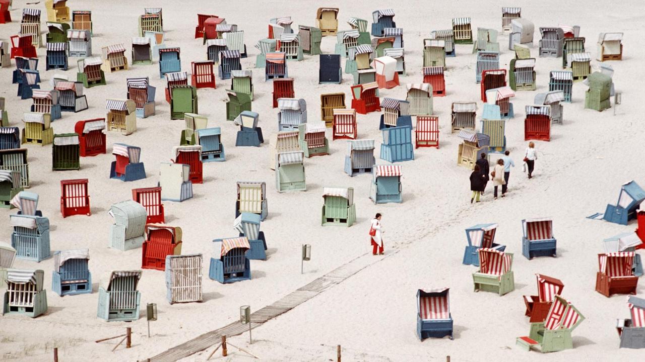 Blick auf den Strand von Warnemünde vor dem Neptun-Hotel. Rostock 27.05.1972 Blick auf den Strand von Warnemünde vor dem Neptun-Hotel. Rostock 27.05.1972