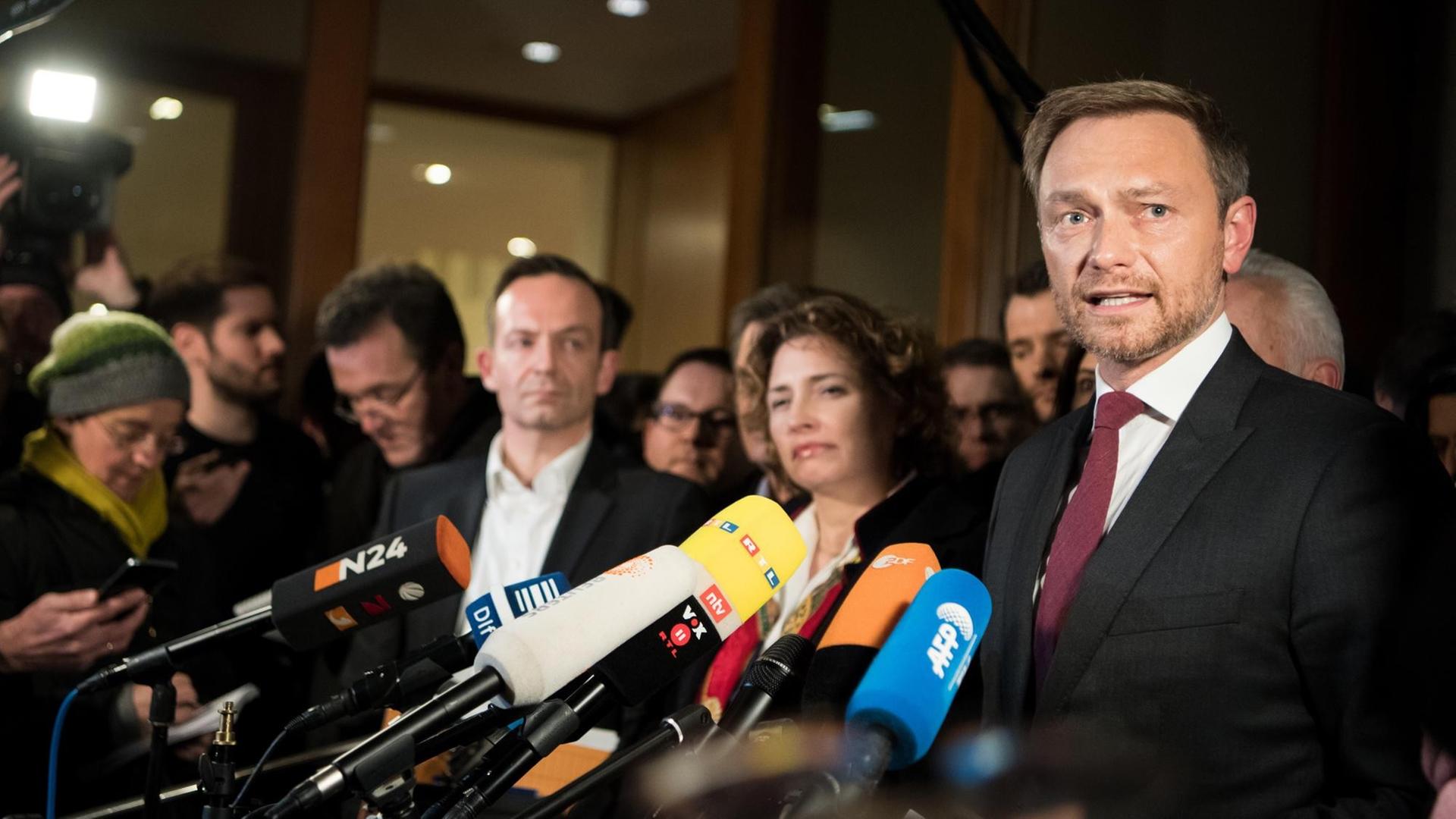 FDP-Chef Lindner gibt das Scheitern der Jamaika-Sondierungen von CDU, CSU, FDP und Grünen in Berlin bekannt. FDP-Chef Lindner gibt das Scheitern der Jamaika-Sondierungen von CDU, CSU, FDP und Grünen in Berlin bekannt.