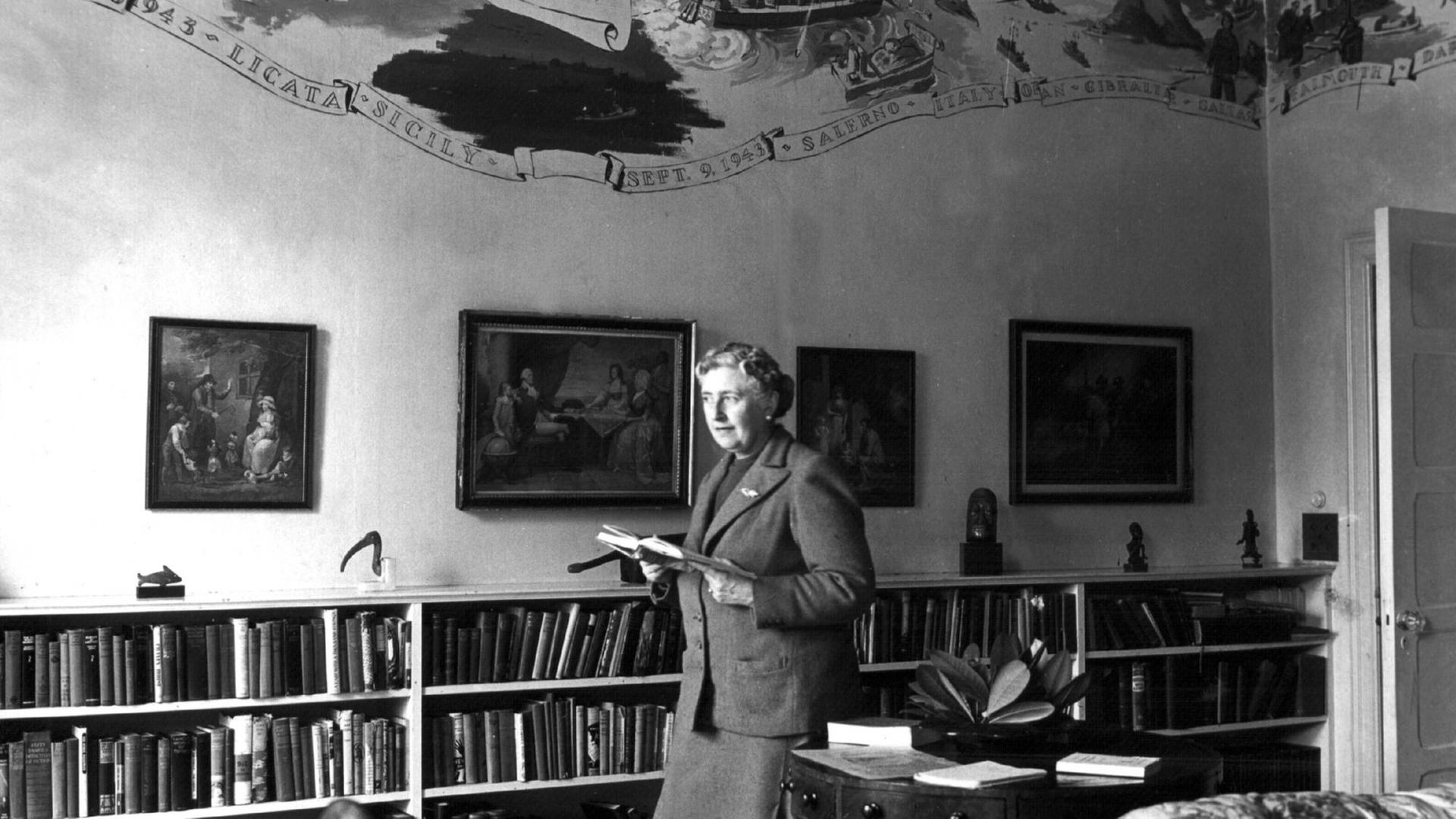 Die englische Schriftstellerin Agatha Christie, aufgenommen in ihrem Haus Greenway House in Devonshire im Januar 1946. Christie verfaßte zahlreiche erfolgreiche Detektivromane, aber auch Kurzgeschichten und Dramen. Im Mittelpunkt ihrer Geschichten steht häufig die Aufklärung spannend konstruierter Verbrechen durch die Amateurdetektivin Miss Marple oder den belgischen Detektiv Hercule Poirot. Agatha Christie, seit 1971 Dame Agatha Christie, wurde am 15. September 1890 in Torquay, Devon geboren und starb am 12. Januar 1976 in Wallingford (bei Oxford).