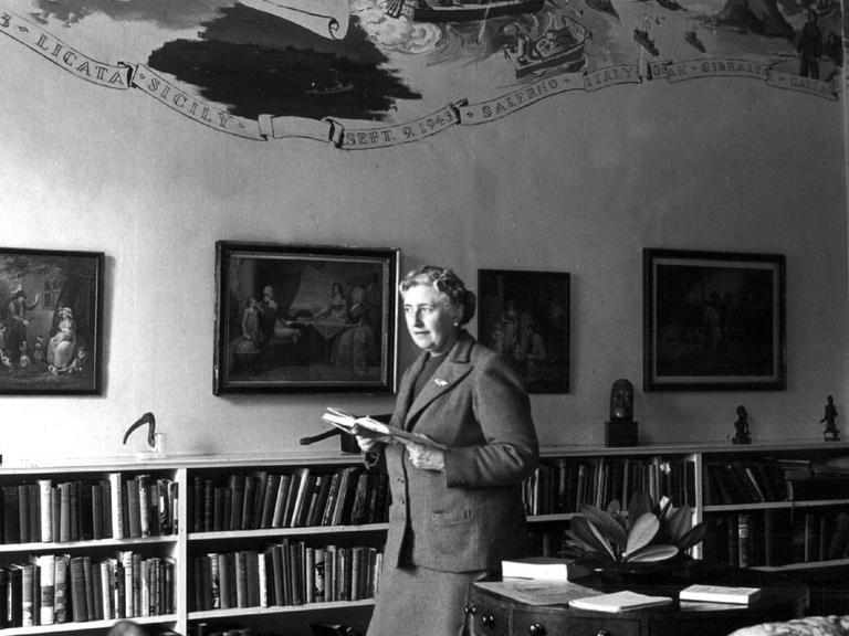Die englische Schriftstellerin Agatha Christie, aufgenommen in ihrem Haus Greenway House in Devonshire im Januar 1946.