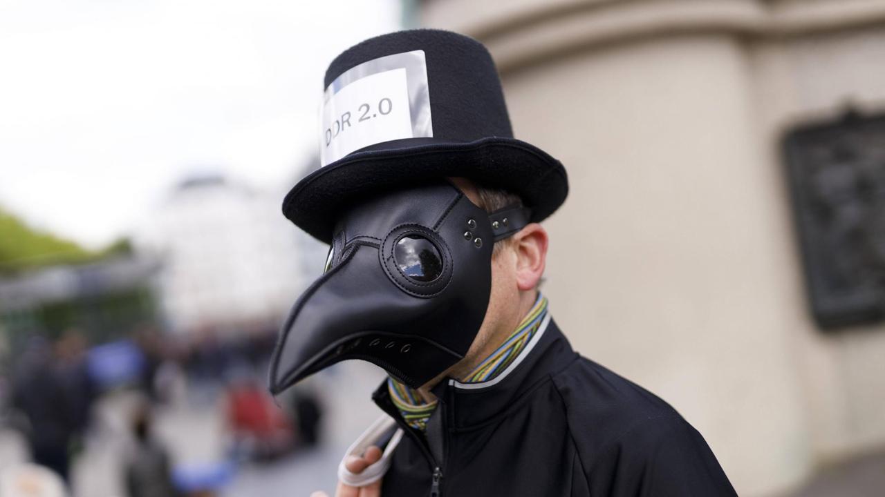 Überwachungsgegner mit Pestmaske am 1. Mai in der Kölner Innenstadt. Köln, 01.05.2020 *** Surveillance opponent with plague mask on 1 May in Cologne city centre Cologne, 01 05 2020 Foto:xC.xHardtx/xFuturexImage Überwachungsgegner mit Pestmaske am 1. Mai in der Kölner Innenstadt. Köln, 01.05.2020 *** Surveillance opponent with plague mask on 1 May in Cologne city centre Cologne, 01 05 2020 Foto:xC.xHardtx/xFuturexImage