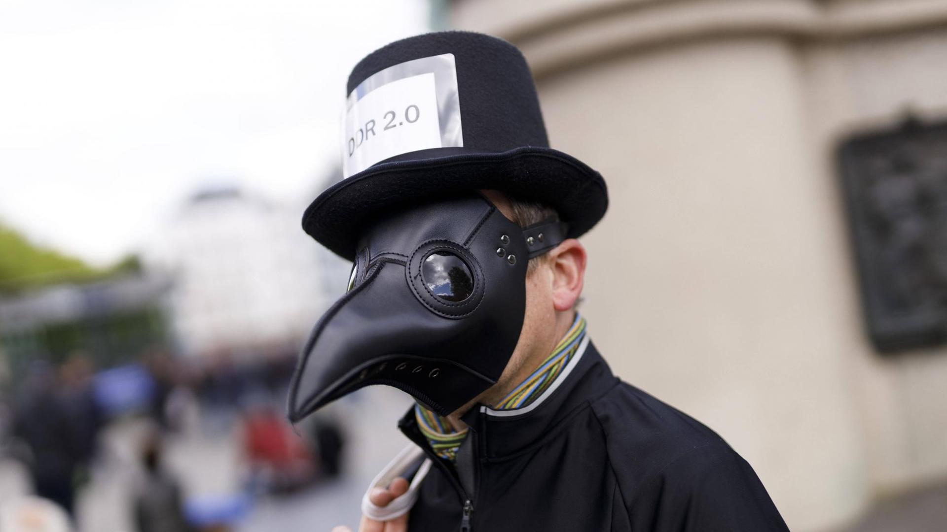 Überwachungsgegner mit Pestmaske am 1. Mai in der Kölner Innenstadt. Köln, 01.05.2020 *** Surveillance opponent with plague mask on 1 May in Cologne city centre Cologne, 01 05 2020 Foto:xC.xHardtx/xFuturexImage Überwachungsgegner mit Pestmaske am 1. Mai in der Kölner Innenstadt. Köln, 01.05.2020 *** Surveillance opponent with plague mask on 1 May in Cologne city centre Cologne, 01 05 2020 Foto:xC.xHardtx/xFuturexImage