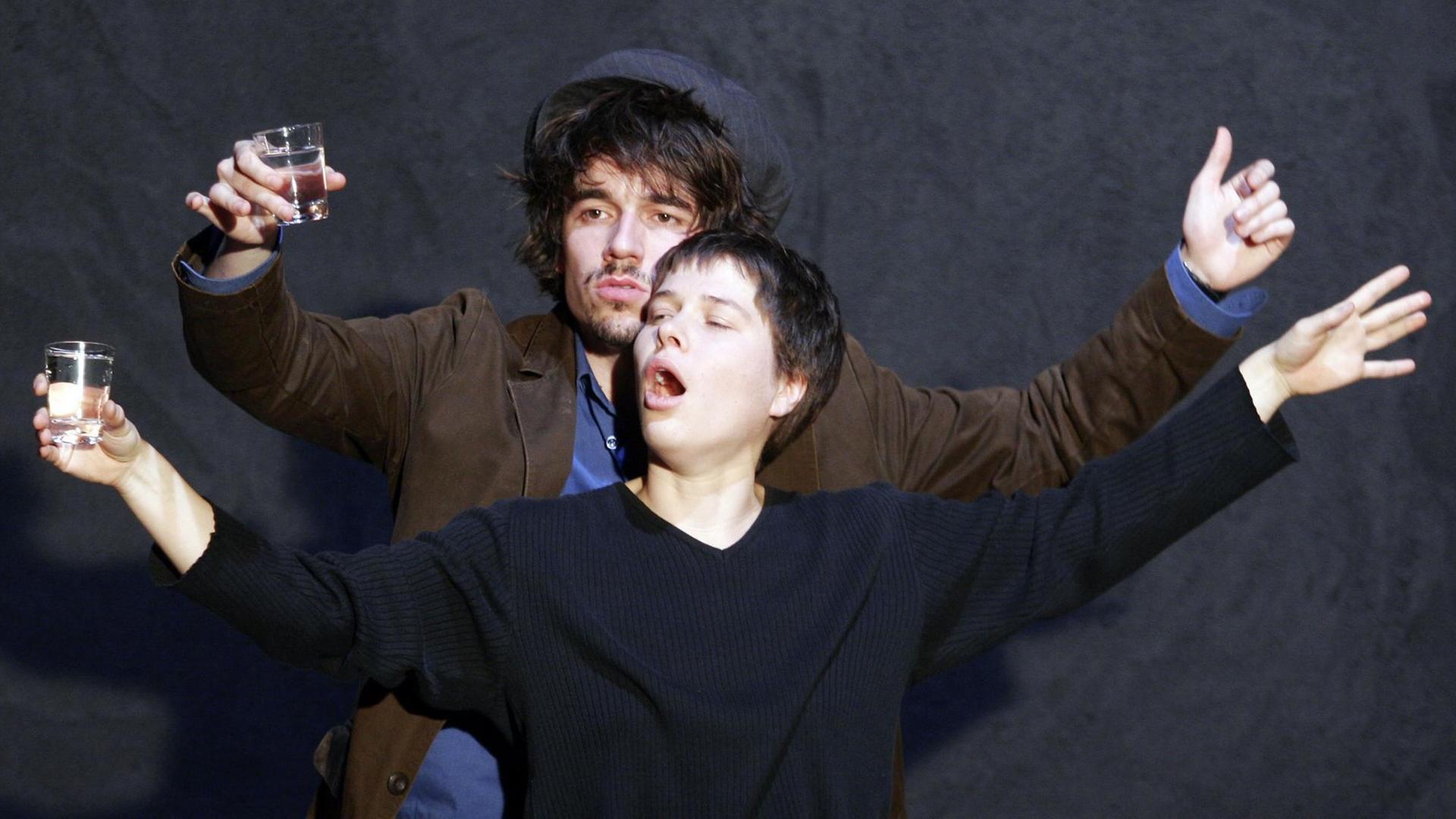 Alexander Khuon und Meike Droste als Boris und Mascha in dem Theaterstück "Die Möwe" am Deutschen Theater Berlin (2008) Alexander Khuon und Meike Droste als Boris und Mascha in dem Theaterstück "Die Möwe" am Deutschen Theater Berlin (2008)
