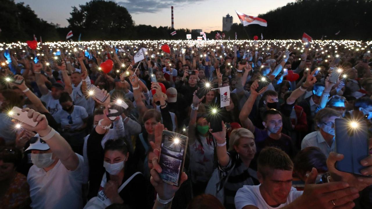 Zahlreiche Menschen leuchten mit ihren Handys während einer Wahlkampfveranstaltung von Präsidentschaftskandidatin Swetlana Tichanovskaya. Zahlreiche Menschen leuchten mit ihren Handys während einer Wahlkampfveranstaltung von Präsidentschaftskandidatin Swetlana Tichanovskaya.