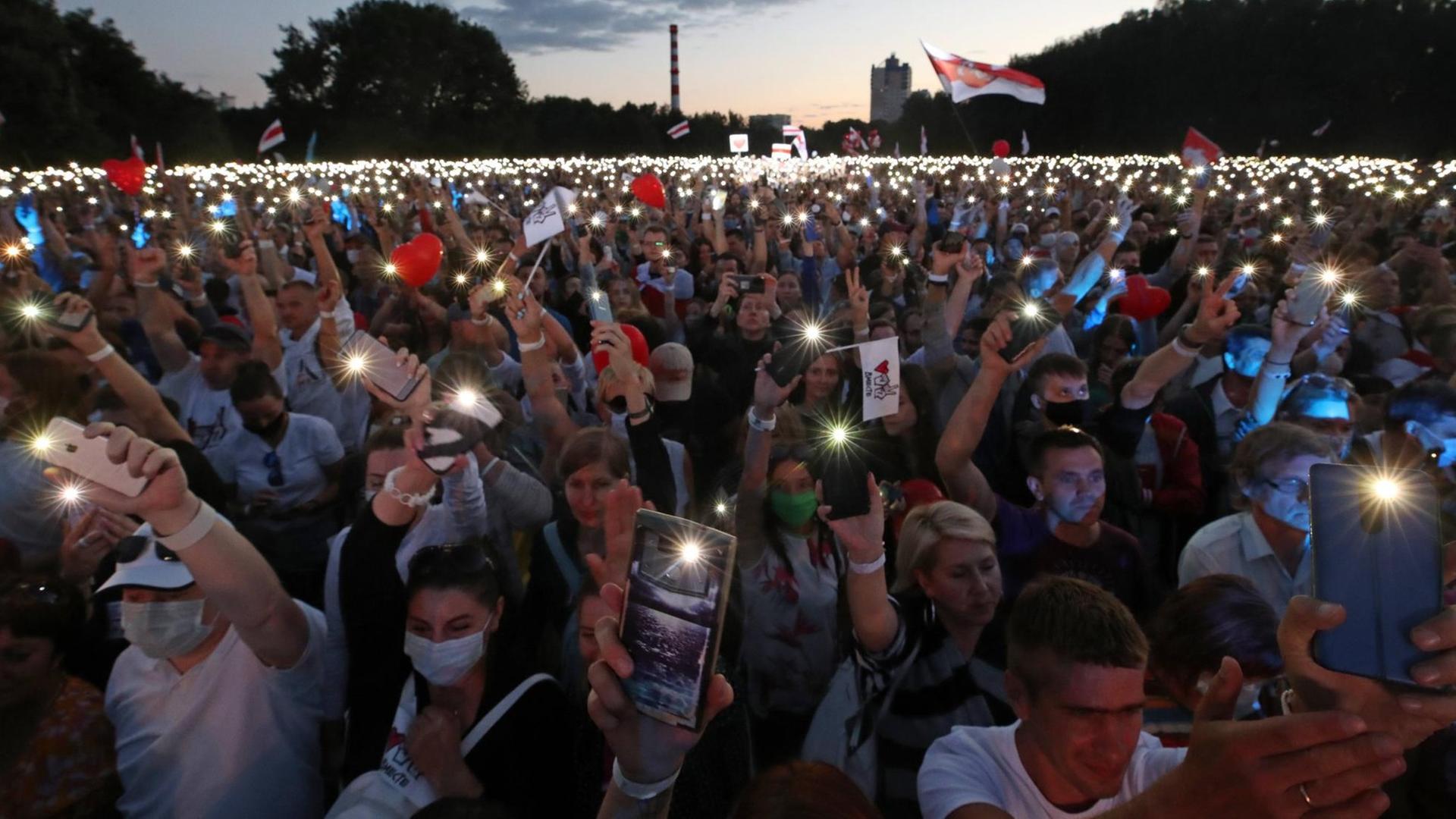 Zahlreiche Menschen leuchten mit ihren Handys während einer Wahlkampfveranstaltung von Präsidentschaftskandidatin Svetlana Tikhanovskaya.