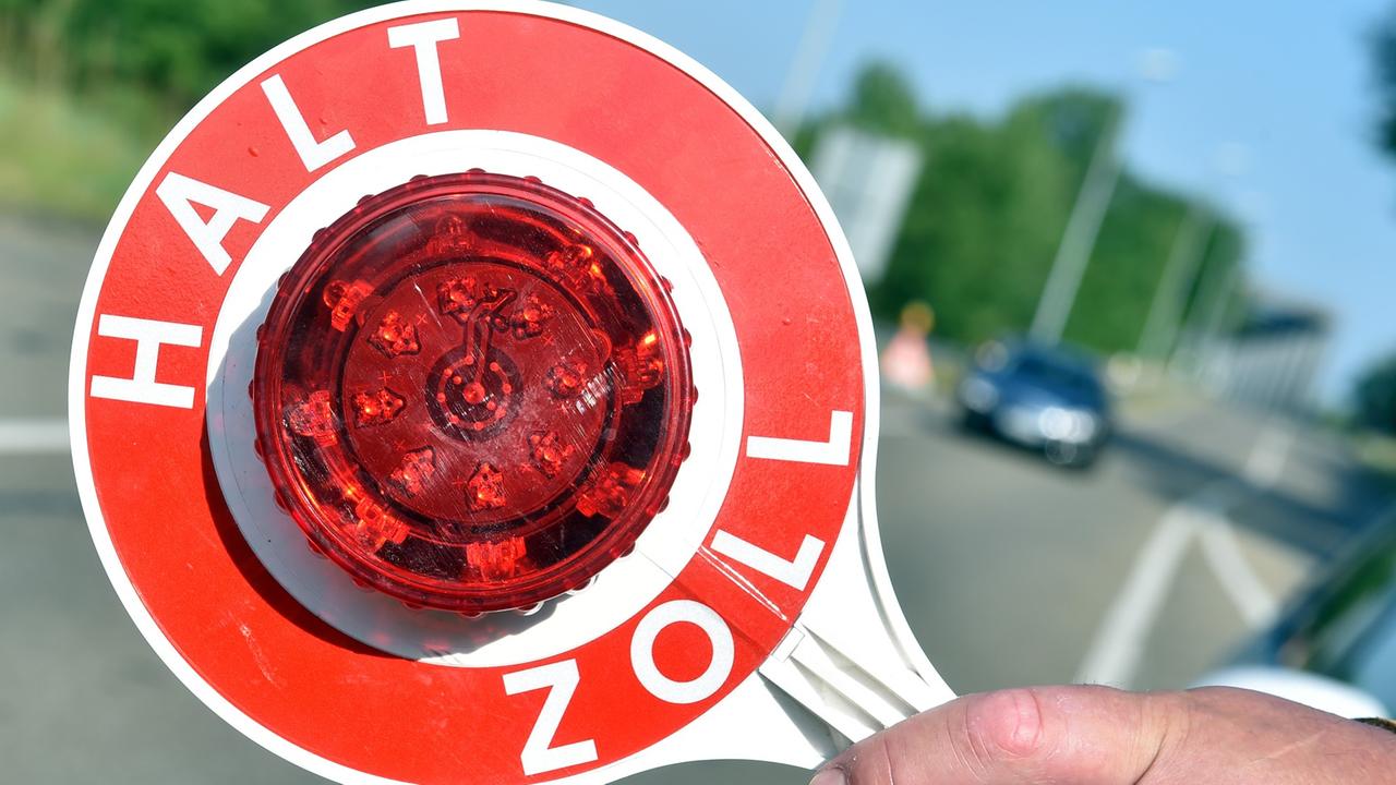 An der deutsch-französischen Grenze bei Iffezheim (Baden-Württemberg) finden am 12.06.2014 grenzüberschreitende Kontrollen statt. Damit soll Schwarzarbeit und illegale Beschäftigung bekämpft werden. An der deutsch-französischen Grenze bei Iffezheim (Baden-Württemberg) finden am 12.06.2014 grenzüberschreitende Kontrollen statt. Damit soll Schwarzarbeit und illegale Beschäftigung bekämpft werden.