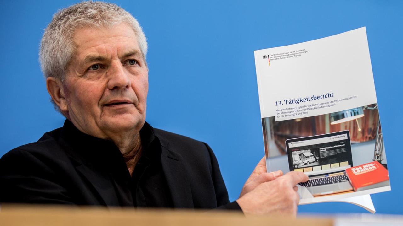 Roland Jahn, der Bundesbeauftragte für die Stasi-Unterlagen der ehemaligen DDR spricht am 21.03.2017 in Berlin bei der Vorstellung des 13. Tätigkeitsberichts seiner Behörde. Roland Jahn, der Bundesbeauftragte für die Stasi-Unterlagen der ehemaligen DDR spricht am 21.03.2017 in Berlin bei der Vorstellung des 13. Tätigkeitsberichts seiner Behörde.