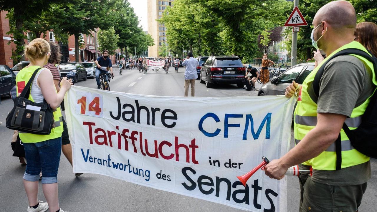 Pflegekräfte demonstrieren in Berlin zu Fuß und mit Fahrrädern. Pflegekräfte demonstrieren in Berlin zu Fuß und mit Fahrrädern.