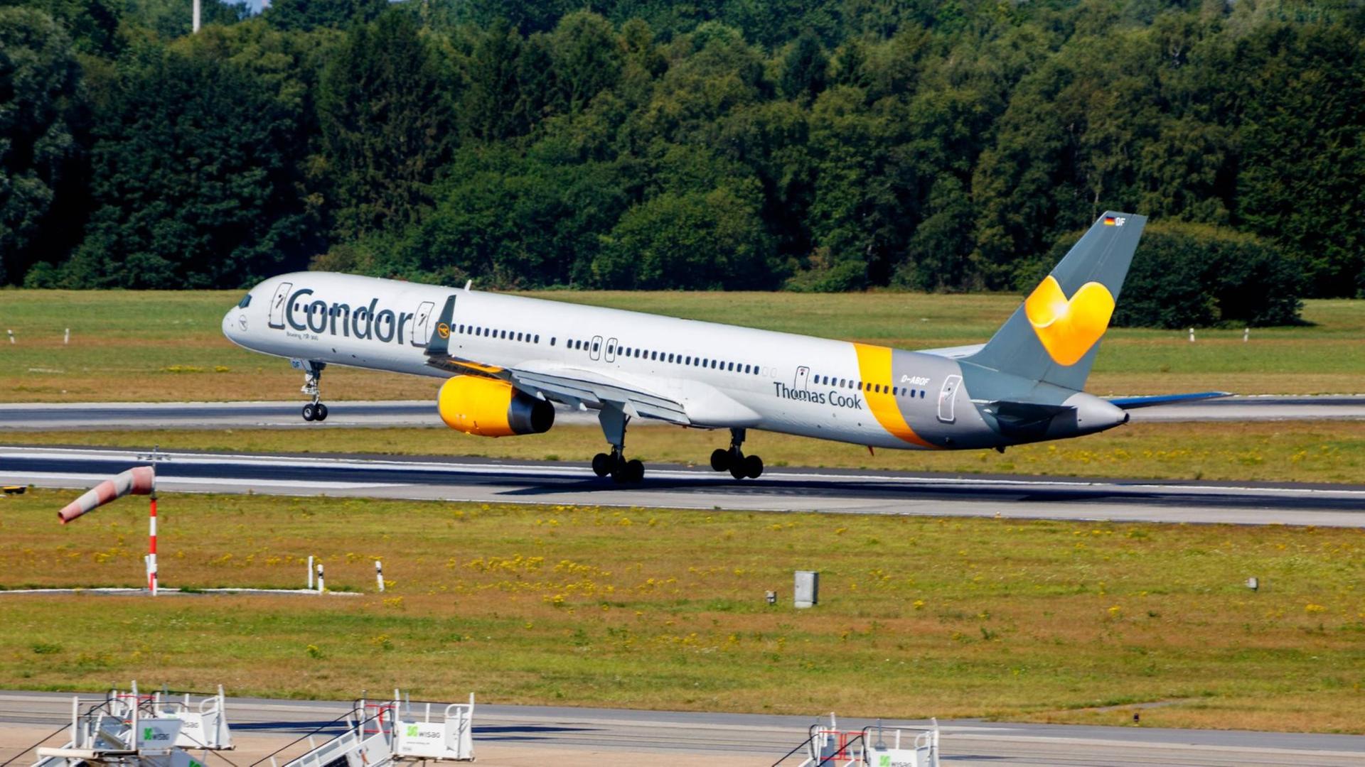 Das Bild zeigt eine Boeing 757 der deutschen Fluggesellschaft Condor beim Abheben von einer Startbahn. Das Bild zeigt eine Boeing 757 der deutschen Fluggesellschaft Condor beim Abheben von einer Startbahn.