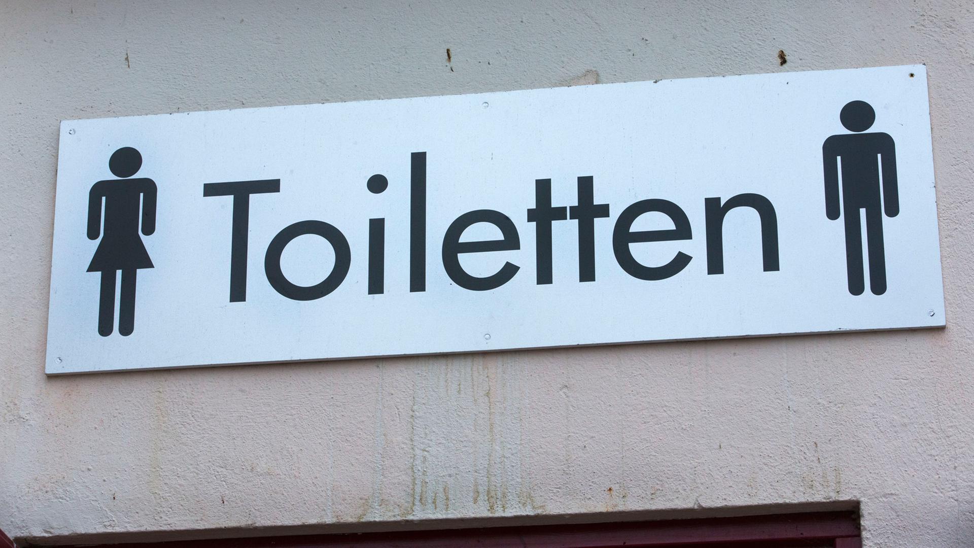 Schlachtermarkt in Schwerin: Ein Schild weist auf eine öffentliche Toilette hin. Schlachtermarkt in Schwerin: Ein Schild weist auf eine öffentliche Toilette hin.