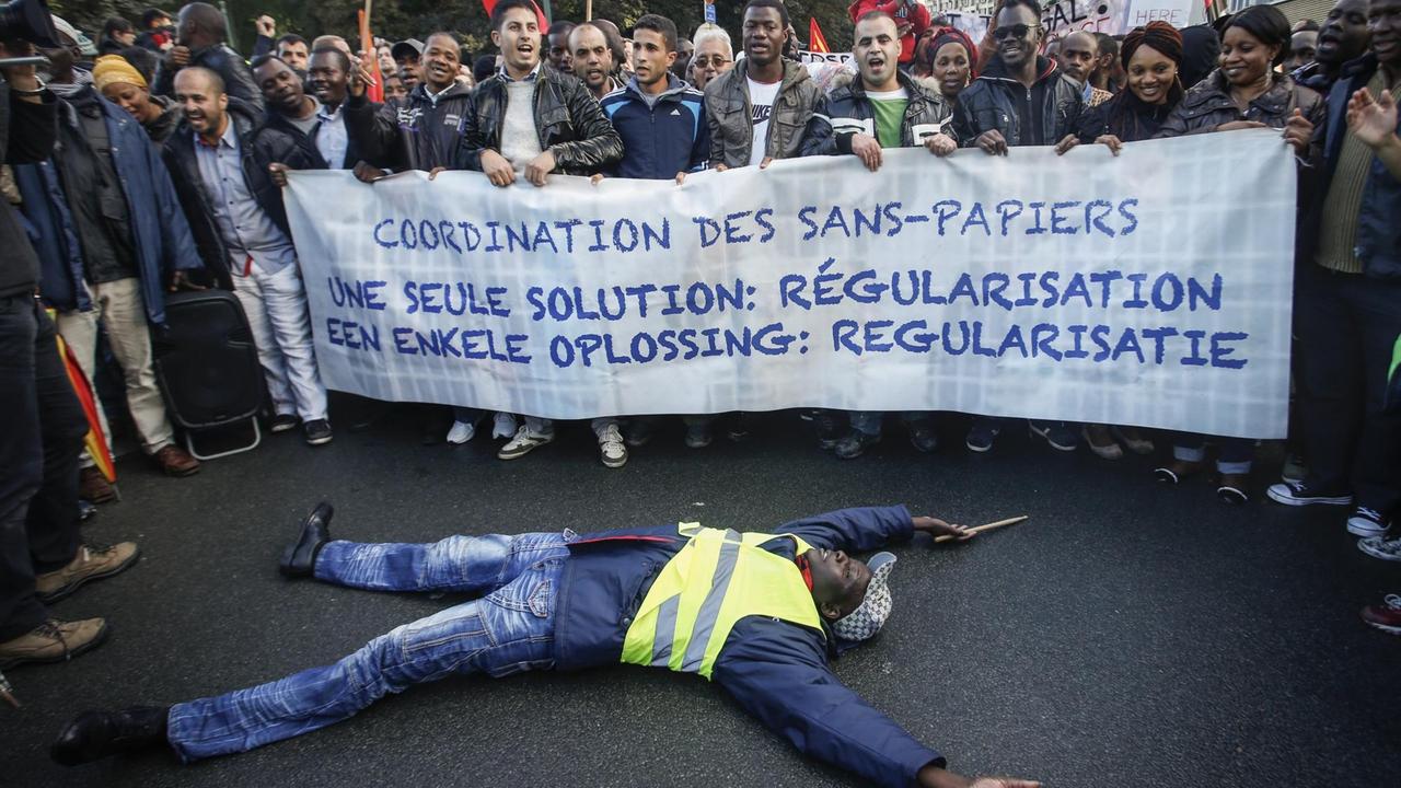 Am Rande des EU-Innenministertreffens gab es in Brüssel eine Demonstsration für die Rechte von Flüchtlingen. Am Rande des EU-Innenministertreffens gab es in Brüssel eine Demonstsration für die Rechte von Flüchtlingen.