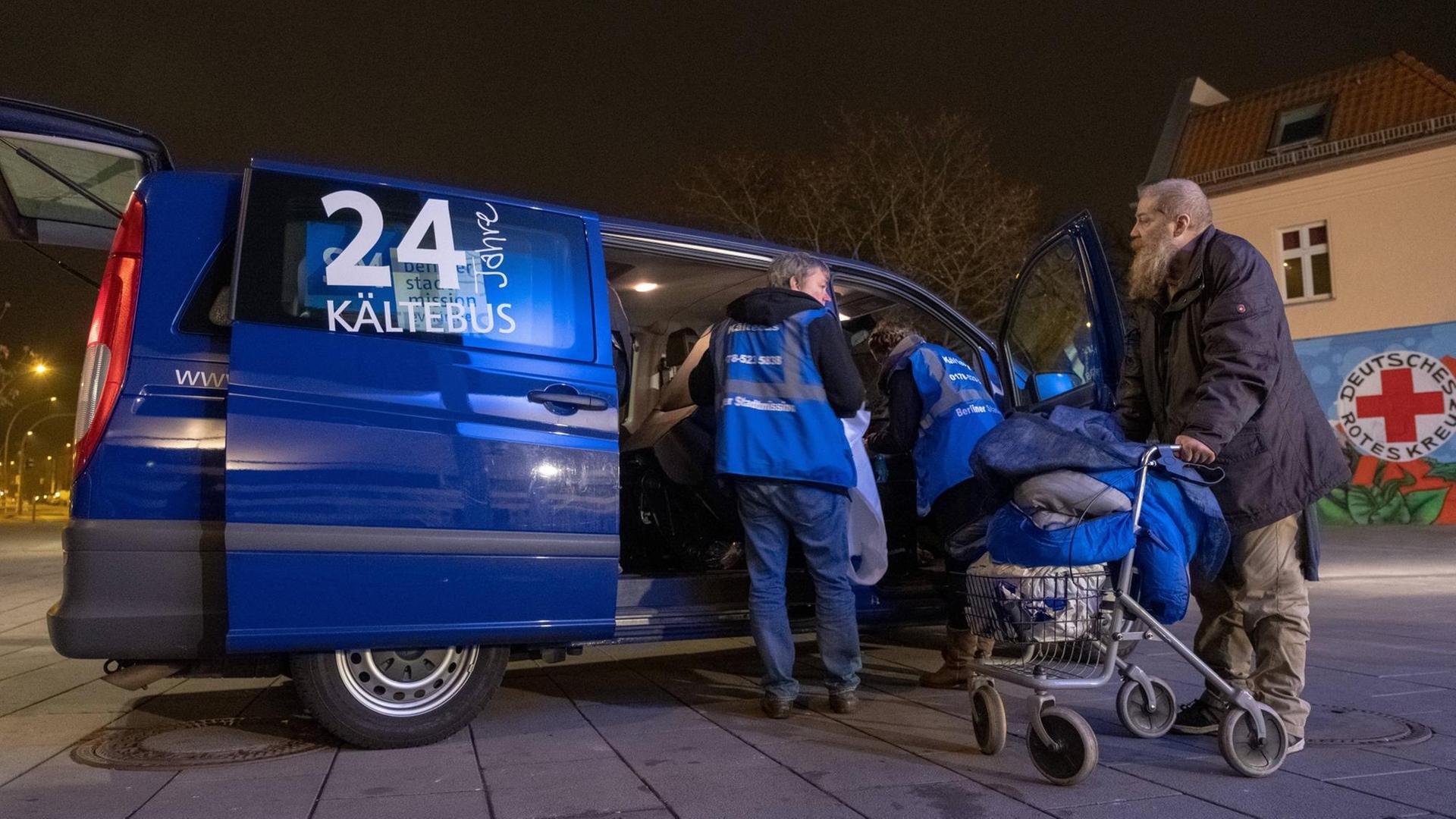 Der Kältebus der Berliner Stadtmission und ein Obdachloser, der in eine Notunterkunft gebracht werden soll. Der Kältebus der Berliner Stadtmission und ein Obdachloser, der in eine Notunterkunft gebracht werden soll.