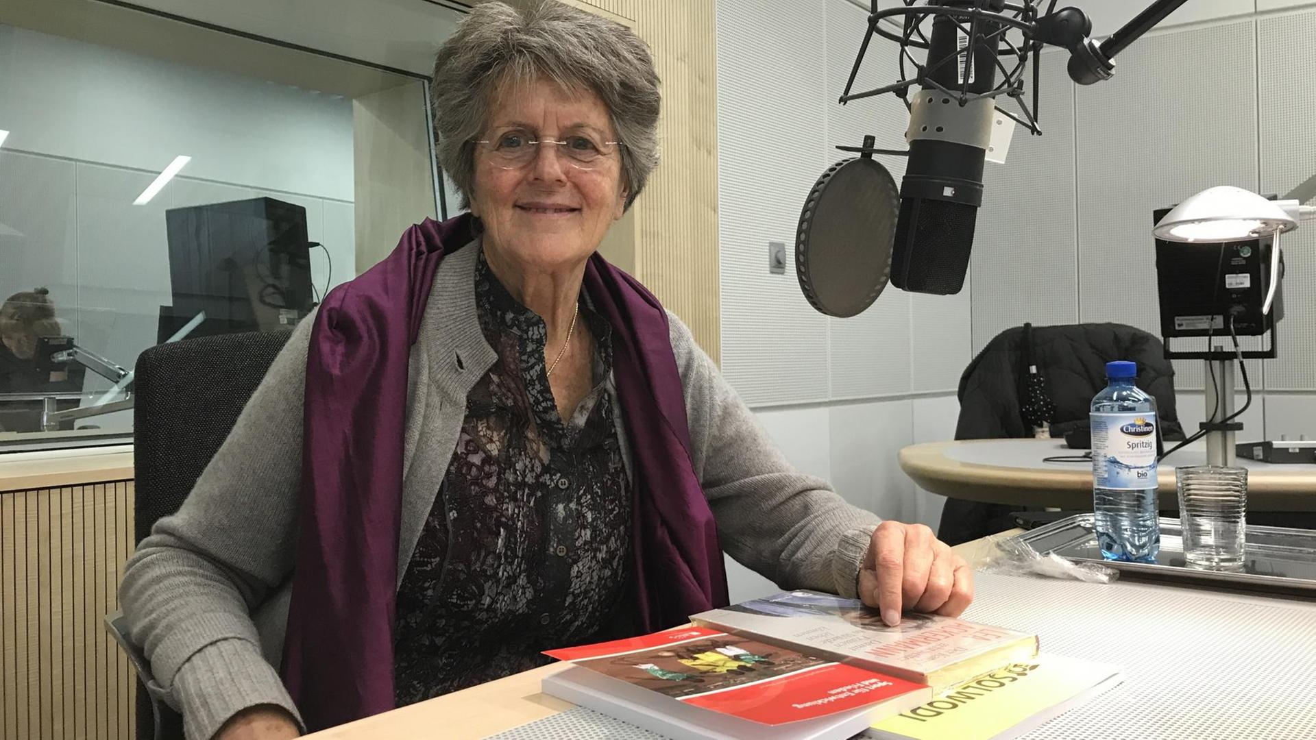 Schwester Lea Ackermann im Studio des Deutschlandfunk. Schwester Lea Ackermann im Studio des Deutschlandfunk.