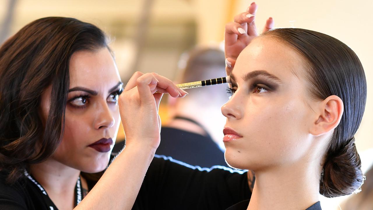 Eine Visagistin schminkt ein Model bei der Berliner Fashion Week 2016. Eine Visagistin schminkt ein Model bei der Berliner Fashion Week 2016.
