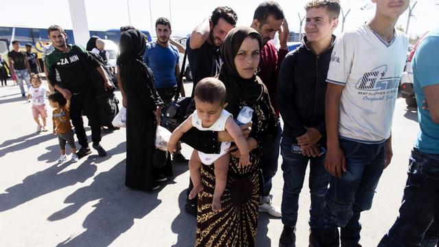 Syrische Flüchtlinge bei ihrer Ankunft in einem Camp, etwa 20 Kilometer von der zypriotischen Hauptstadt Nikosia entfernt, nachdem sie gerettet worden sind