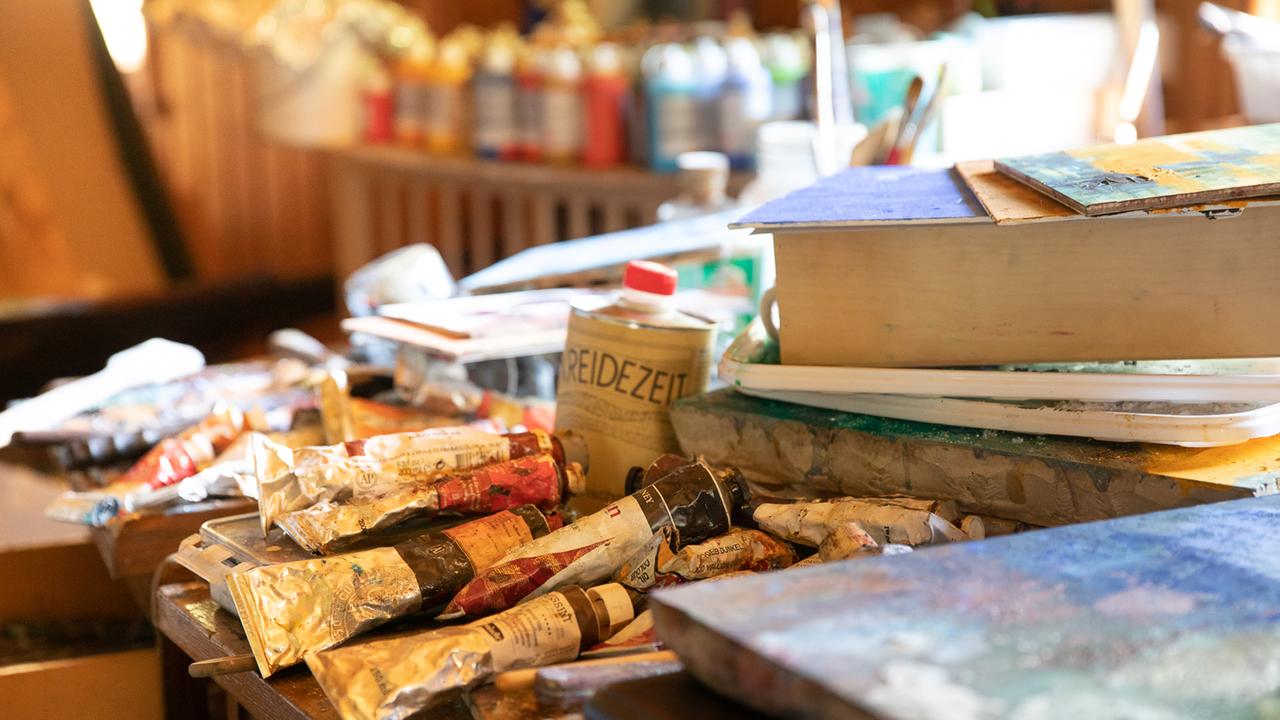 Malutensilien: Als Maler unterrichtet Claus Hipp nicht nur Studenten an der Kunsthochschule Tiflis. In einem kleinen Haus hat er sich ein Atelier eingerichtet und malt abstrakte Bilder, die auf dem internationalen Kunstmarkt beträchtliche Preise erzielen. Malutensilien: Als Maler unterrichtet Claus Hipp nicht nur Studenten an der Kunsthochschule Tiflis. In einem kleinen Haus hat er sich ein Atelier eingerichtet und malt abstrakte Bilder, die auf dem internationalen Kunstmarkt beträchtliche Preise erzielen.