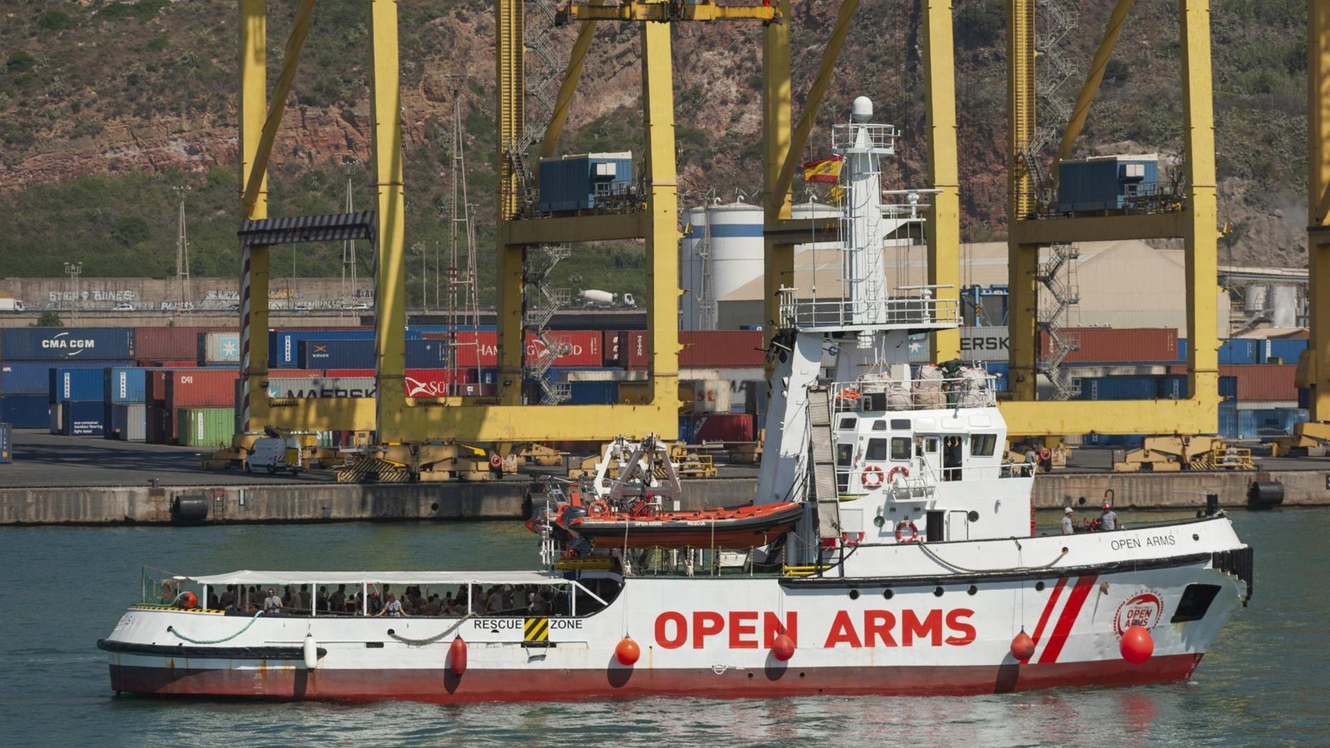 The Spanish NGO Proactiva Open Arms ship arrives at Barcelona s harbor on July 4, 2018, carrying 60 migrants rescued as they tried to cross the Mediterranean from Libya after Italy and Malta refused access., Spain PUBLICATIONxINxGERxSUIxAUTxONLY Copyright: CharliexPerezx CSK-33096064 The Spanish NGO Proactiva Open Arms ship arrives at Barcelona s harbor on July 4, 2018, carrying 60 migrants rescued as they tried to cross the Mediterranean from Libya after Italy and Malta refused access., Spain PUBLICATIONxINxGERxSUIxAUTxONLY Copyright: CharliexPerezx CSK-33096064