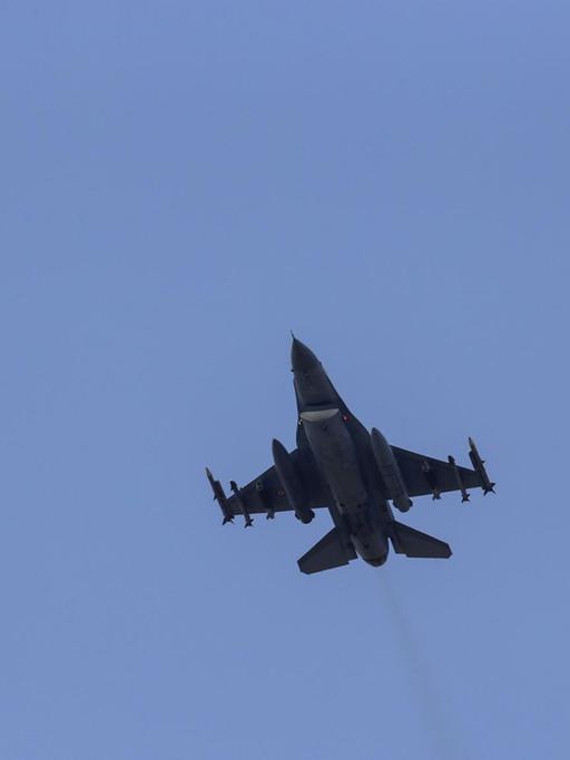 Ein türkisches Kampfflugzeug startet am 28.07.2015 vom Stützpunkt Incirlik.