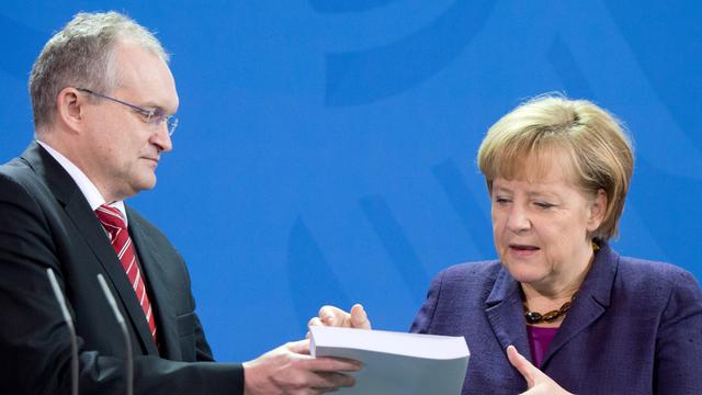 Der Wirtschaftsweise Christoph M. Schmidt, Präsident des Rheinisch-Westfälischen Instituts für Wirtschaftsforschung übergibt das Konjunkturgutachten an Bundeskanzlerin Angela Merkel.