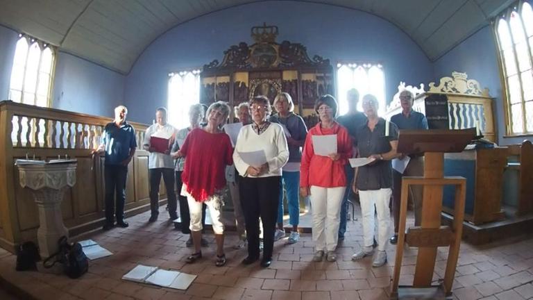 Gruppenbild. Chor singt in der Kirche. Gruppenbild. Chor singt in der Kirche.