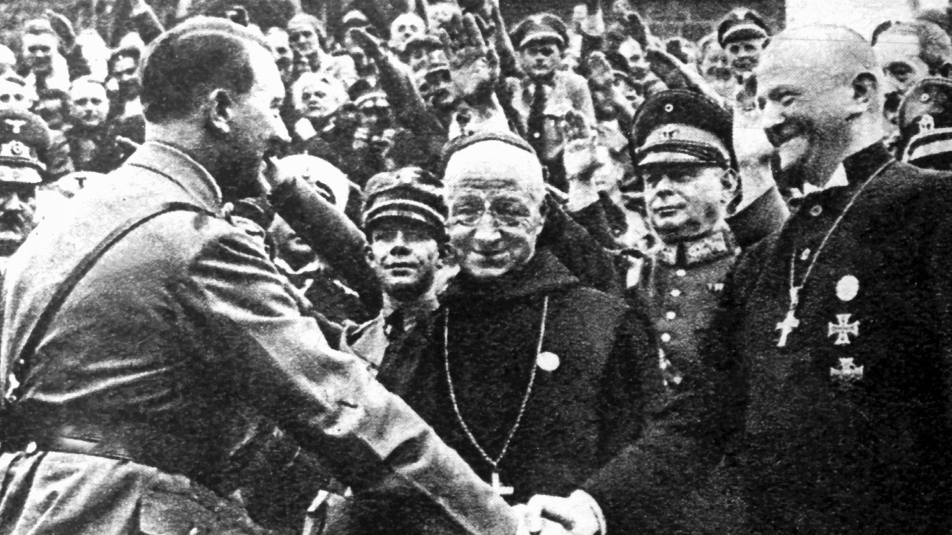 Adolf Hitler (l) begrüßt während des Reichsparteitags der NSDAP 1934 in Nürnberg Reichsbischof Ludwig Müller Adolf Hitler (l) begrüßt während des Reichsparteitags der NSDAP 1934 in Nürnberg Reichsbischof Ludwig Müller