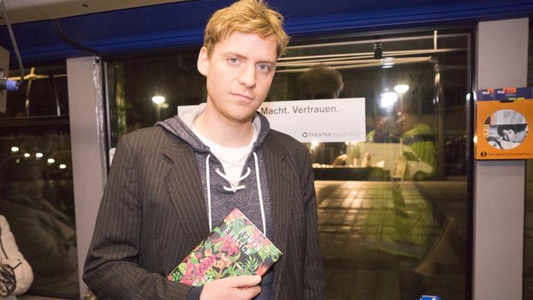 Der Autor Roman Ehrlich bei einer Lesung in einer Straßenbahn. Der Autor Roman Ehrlich bei einer Lesung in einer Straßenbahn.