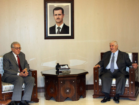 Der UNO-Sondergesandte Lakhdar Brahimi spricht in Damaskus mit dem syrischen Außenminister Walid al-Moallem (r.)