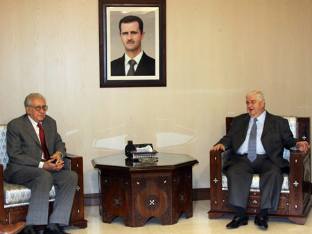 Der UNO-Sondergesandte Lakhdar Brahimi spricht in Damaskus mit dem syrischen Außenminister Walid al-Moallem (r.) Der UNO-Sondergesandte Lakhdar Brahimi spricht in Damaskus mit dem syrischen Außenminister Walid al-Moallem (r.)