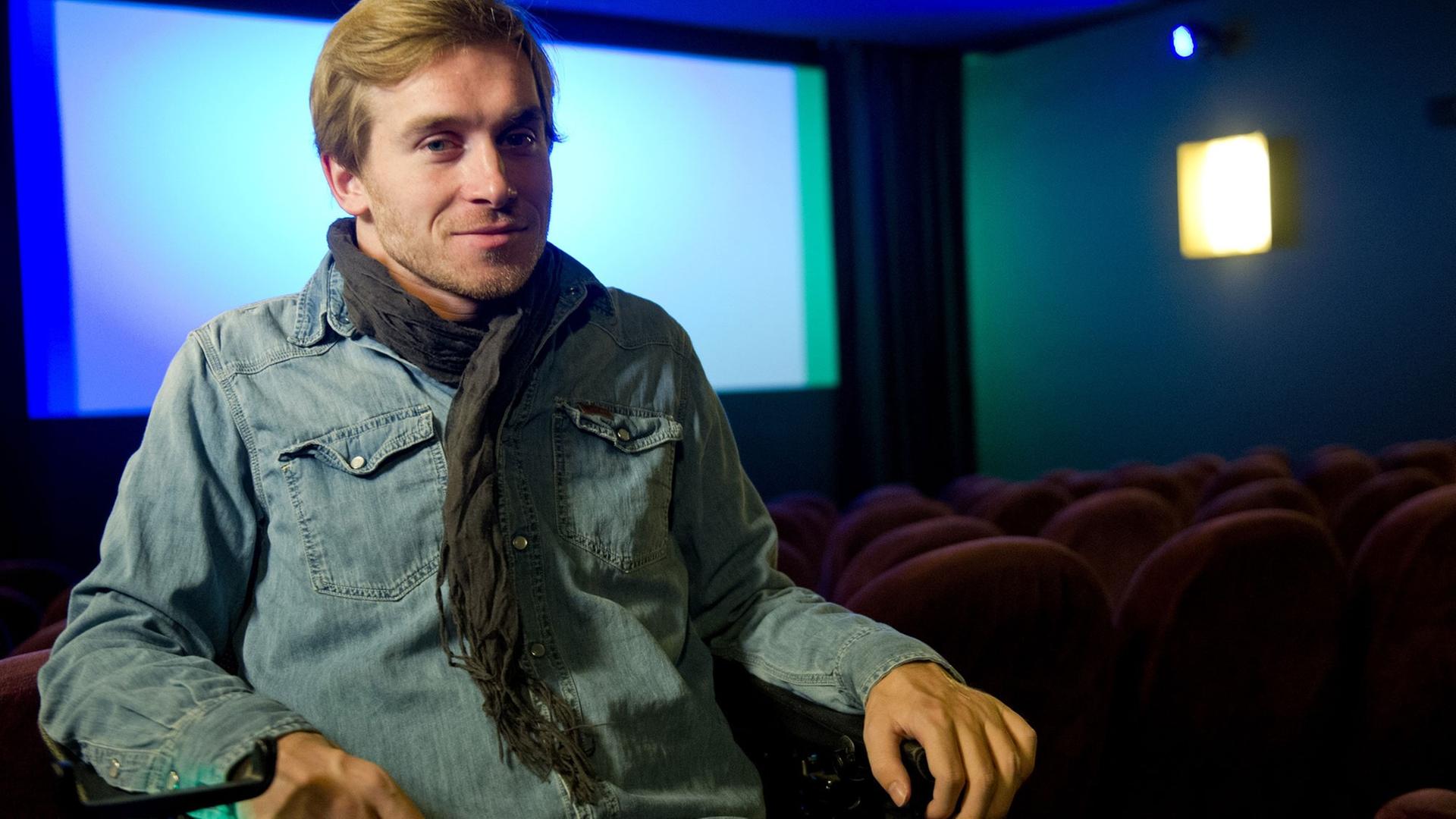 Samuel Koch, sitzt am 28.01.2014 in einem Kinosaal im Kino am Raschplatz in Hannover (Niedersachsen). Samuel Koch, sitzt am 28.01.2014 in einem Kinosaal im Kino am Raschplatz in Hannover (Niedersachsen).