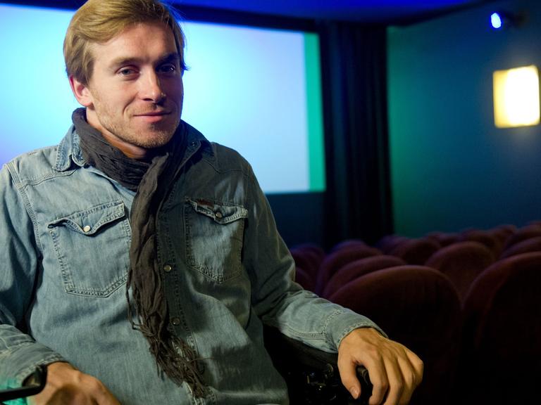 Samuel Koch, sitzt am 28.01.2014 in einem Kinosaal im Kino am Raschplatz in Hannover (Niedersachsen).