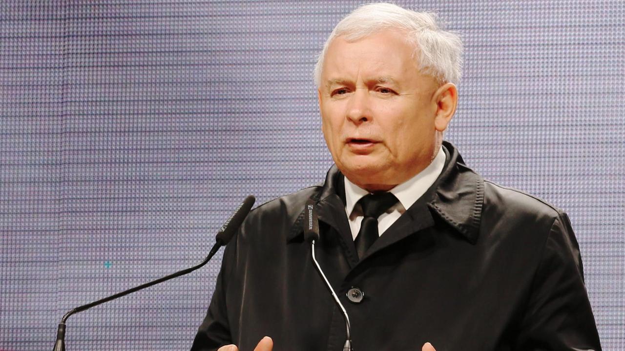 Der Vorsitzende der regierenden Partei Recht und Gerechtigkeit, Kaczynski, hält eine Rede in Warschau. Der Vorsitzende der regierenden Partei Recht und Gerechtigkeit, Kaczynski, hält eine Rede in Warschau.