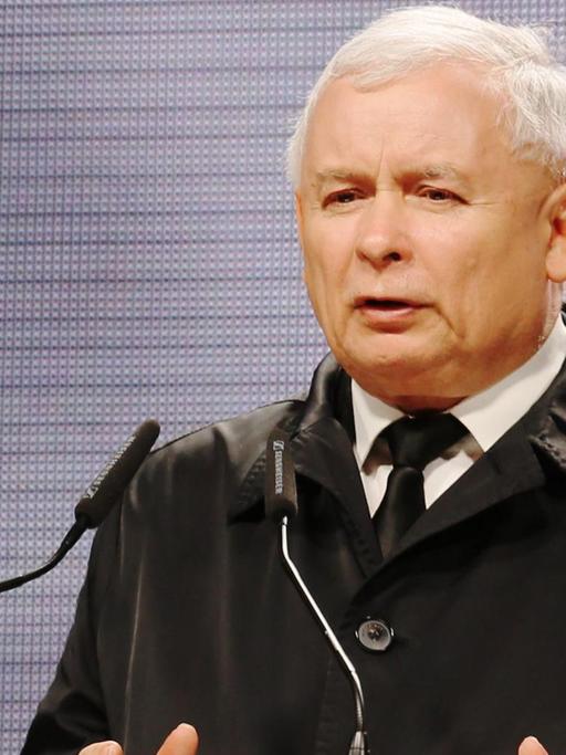Der Vorsitzende der regierenden Partei Recht und Gerechtigkeit, Kaczynski, hält eine Rede in Warschau.