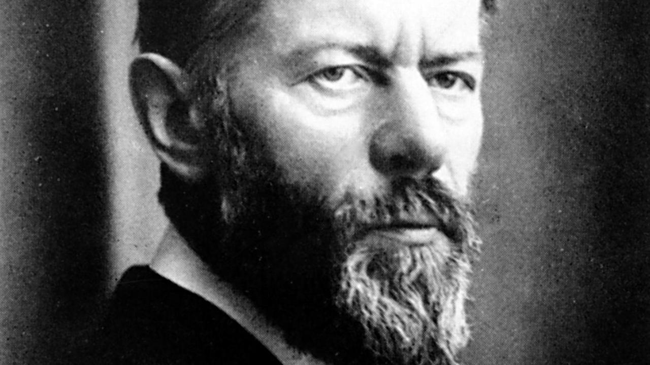 Schwarzweißaufnahme des deutschen Soziologen Max Weber, um 1917, mit grau meliertem Bart, im schwarzen Anzug Schwarzweißaufnahme des deutschen Soziologen Max Weber, um 1917, mit grau meliertem Bart, im schwarzen Anzug