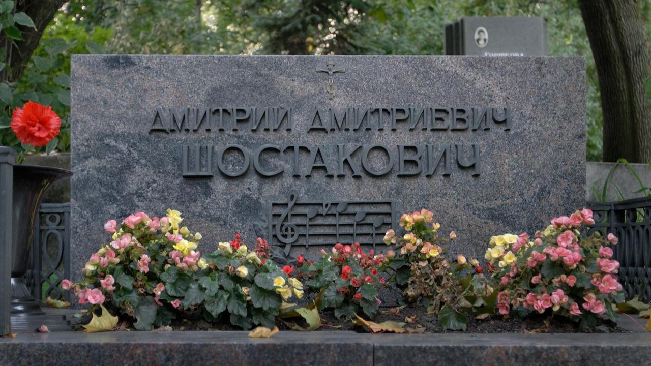 Das rechteckige Grabmal des Komponisten trägt russische Schriftzügen und einigen Noten.