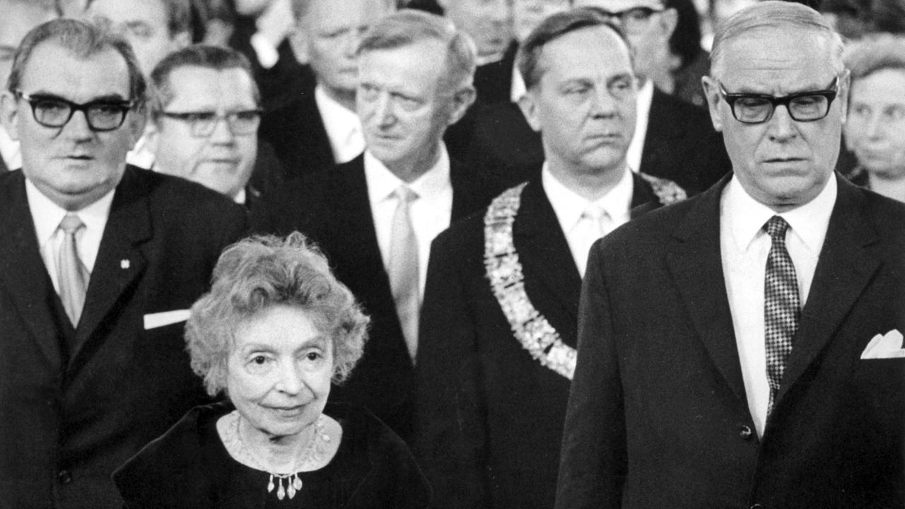 Nelly Sachs (74) beim Einzug in die Paulskirche in Frankfurt am Main am 17.10.1965. In ihrer Begleitung befinden sich (l-r) Bundesminister Hans Lenz, Bürgermeister Menzer, Friedrich Wittig (Vorsitzender des Börsenvereins des Deutschen Buchhandels), Oberbürgermeister Willi Brundert und der hessische Ministerpräsident Georg August Zinn. Die jüdische Dichterin deutscher Sprache wurde mit dem Friedenspreis des Deutschen Buchhandels ausgezeichnet. Nelly Sachs (74) beim Einzug in die Paulskirche in Frankfurt am Main am 17.10.1965. In ihrer Begleitung befinden sich (l-r) Bundesminister Hans Lenz, Bürgermeister Menzer, Friedrich Wittig (Vorsitzender des Börsenvereins des Deutschen Buchhandels), Oberbürgermeister Willi Brundert und der hessische Ministerpräsident Georg August Zinn. Die jüdische Dichterin deutscher Sprache wurde mit dem Friedenspreis des Deutschen Buchhandels ausgezeichnet.