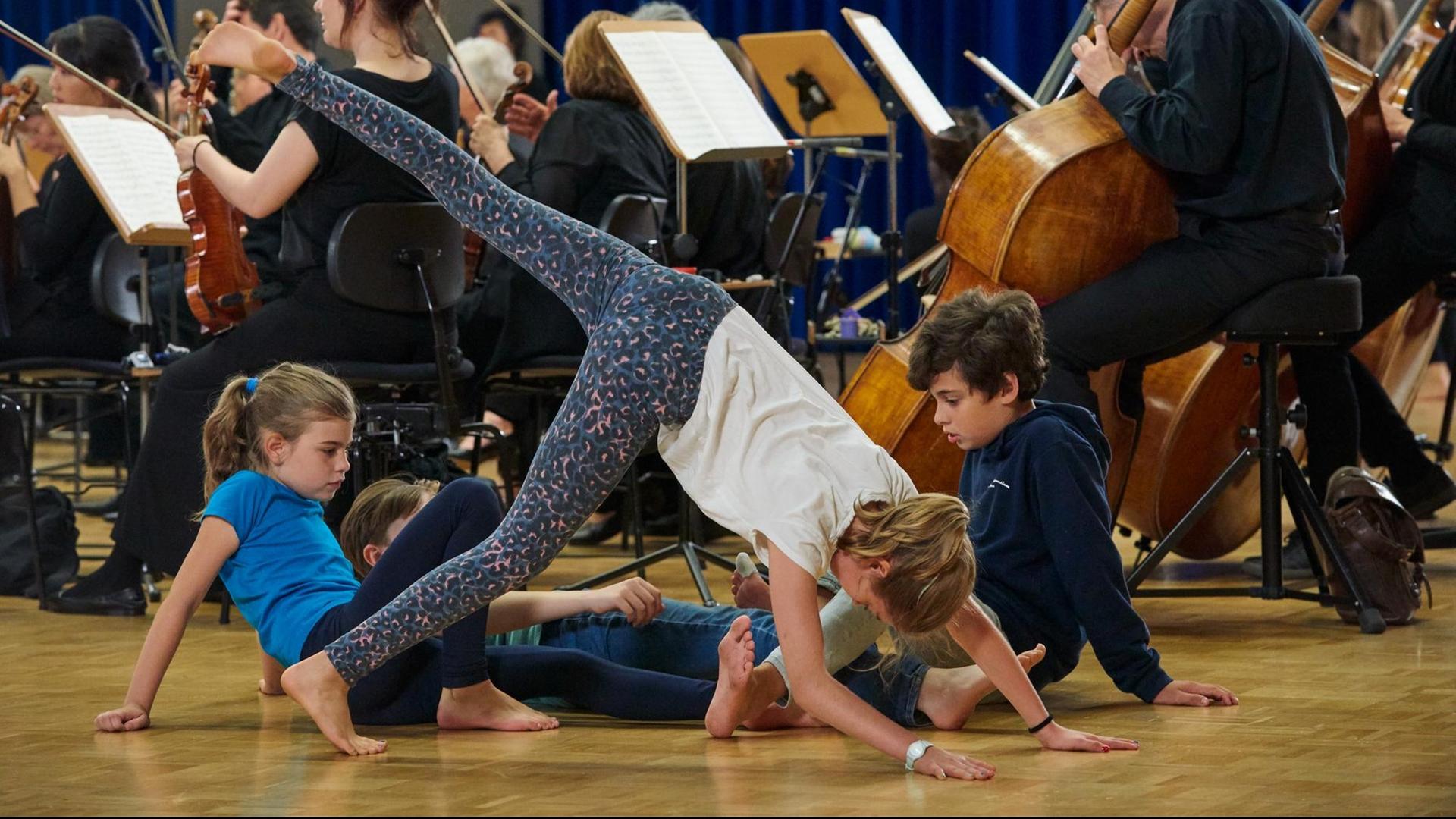 Kinder turnen vor Musikern Kinder turnen vor Musikern