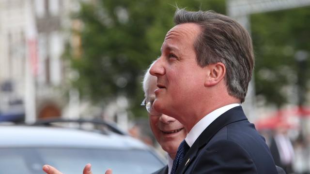 Der britische Premierminister David Cameron klatscht in die Hände.