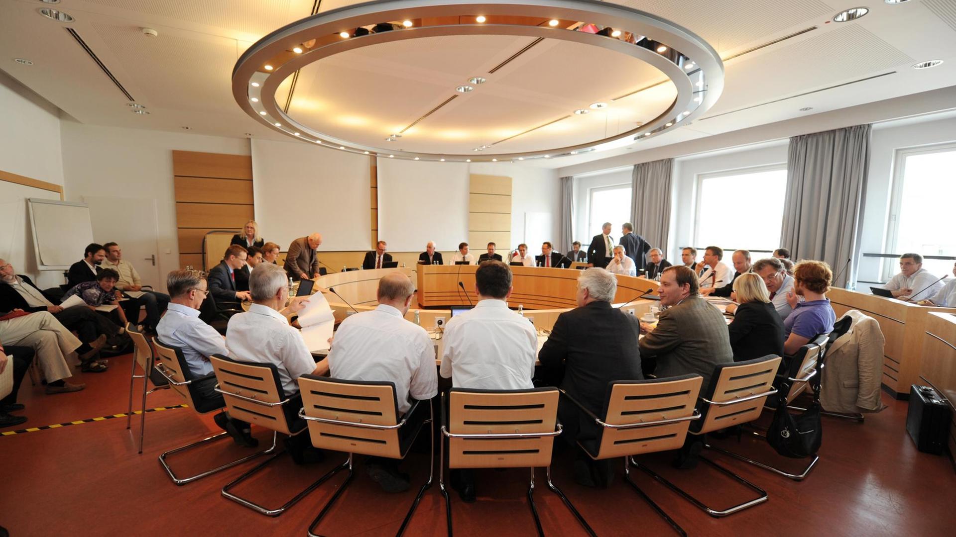 Die Verhandlungsrunde der Schlichtung zum Projekt Stuttgart 21 Die Verhandlungsrunde der Schlichtung zum Projekt Stuttgart 21