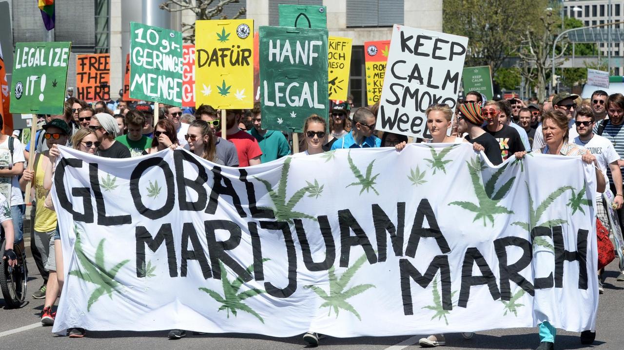 Baden-Württemberg, Stuttgart: Demonstranten laufen mit einem Banner zum Global Marijuana March durch die Innenstadt. Der Global Marijuana March 2018 findet am 05. Mai statt.