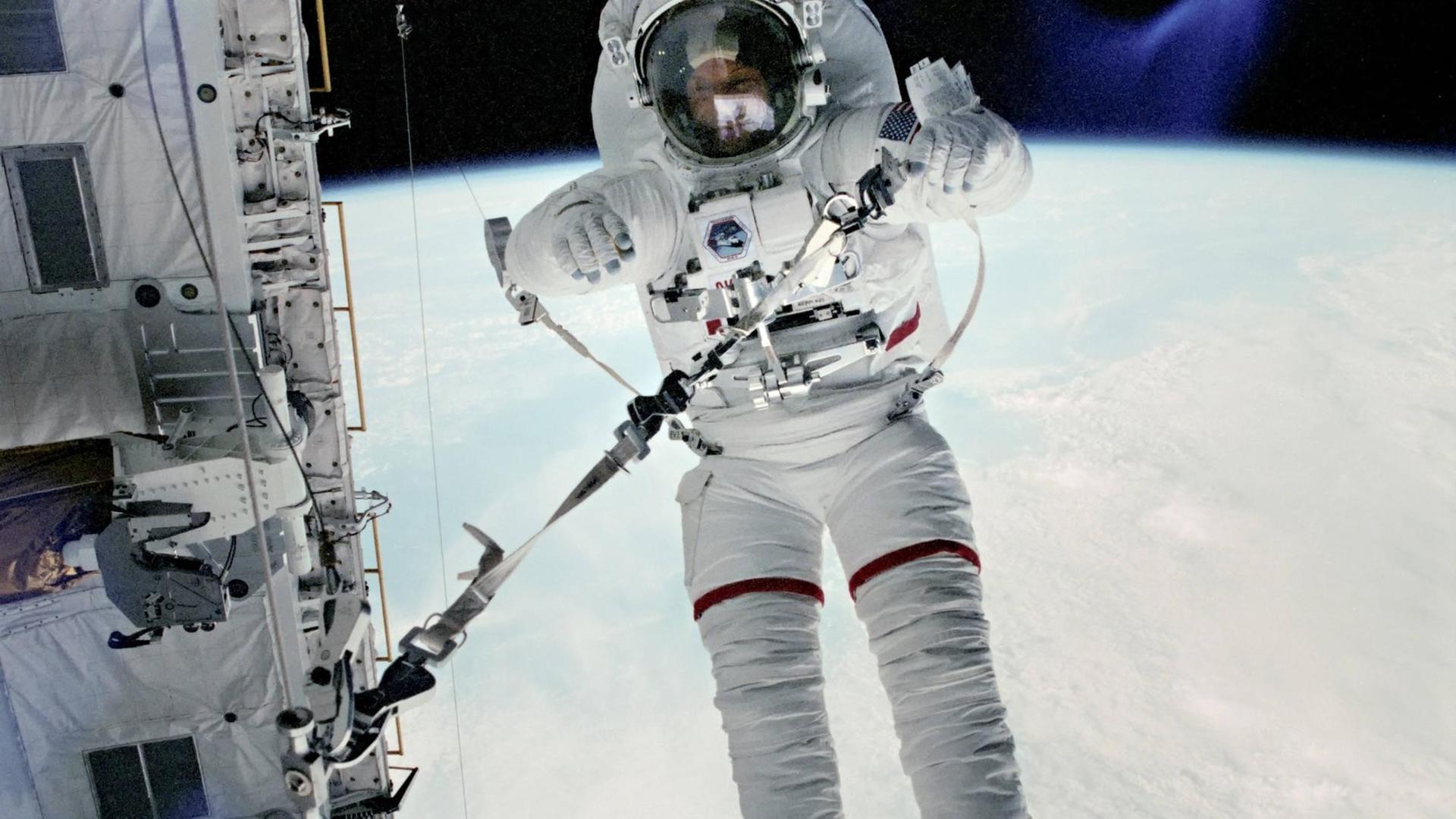 NASA-Astronaut Story Musgrave 1983 während eines Weltraumspazierganges in der Erdumlaufbahn.