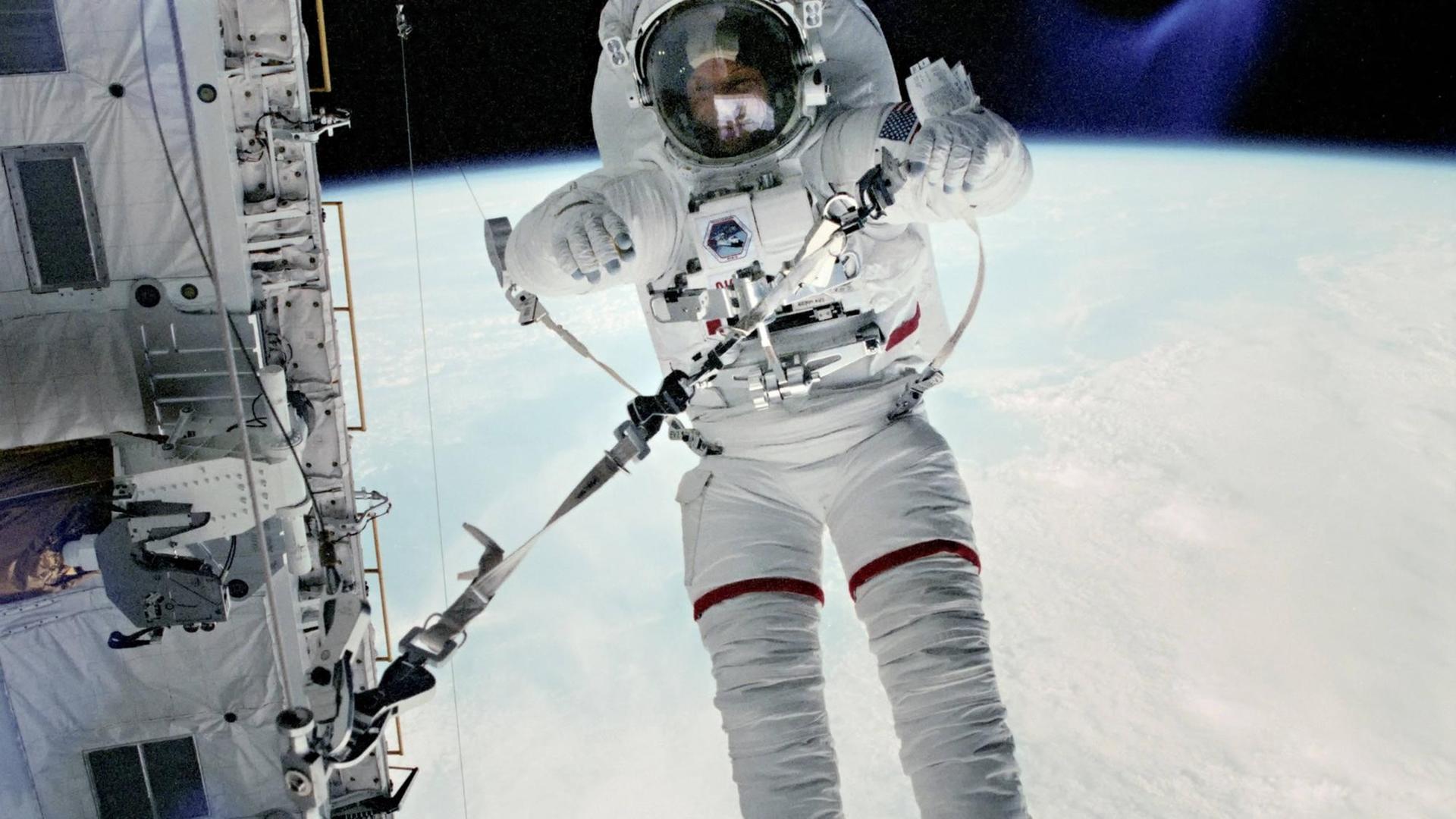 NASA-Astronaut Story Musgrave 1983 während eines Weltraumspazierganges in der Erdumlaufbahn. NASA-Astronaut Story Musgrave 1983 während eines Weltraumspazierganges in der Erdumlaufbahn.