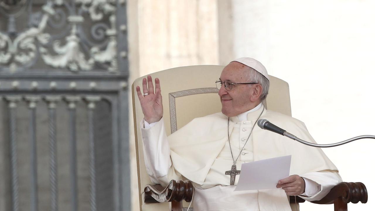 Papst Franziskus bei seiner wöchentlichen Generalaudienz auf der Piazza San Pietro im Vatikan am 6. Juni 2018 Papst Franziskus bei seiner wöchentlichen Generalaudienz auf der Piazza San Pietro im Vatikan am 6. Juni 2018