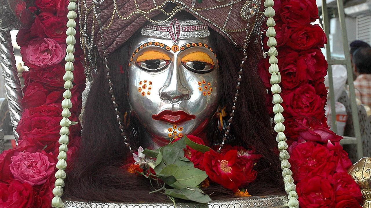 Ein Bildnis von Shiva bei einer Hochzeitsprozession in der indischen Stadt Bhopal