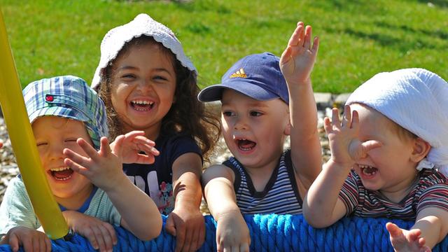 Die Mädchen und Jungen der Tautropfengruppe stehen am 23.07.2014 in Dresden vor der Kindertagesstätte "Haus der kleinen Entdecker".